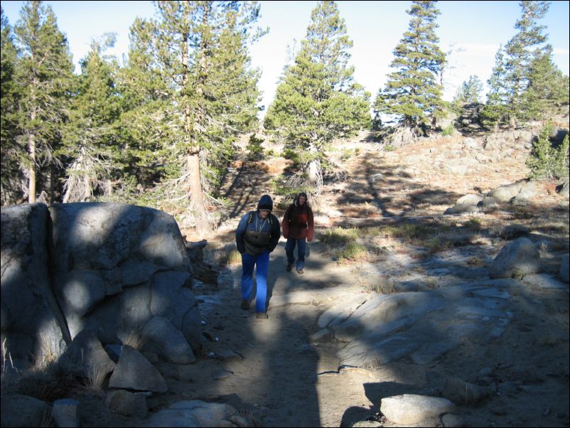 2005-10-16 Round Top (00) beginning of hike, very cold